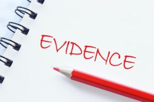 ノートに赤鉛筆で、evidennceと書いてある