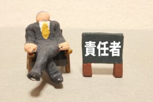 責任者っぽい人形がいすに座っている